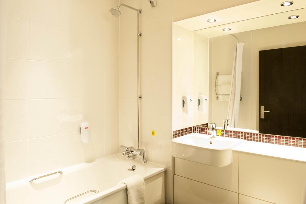 Premier Inn London Бекслихет Экстерьер фото